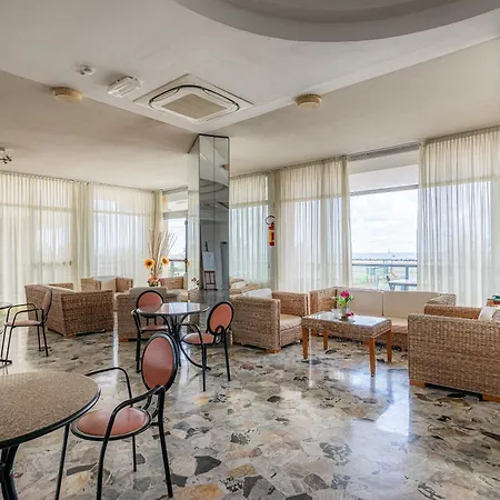 Crown Hotel 3*