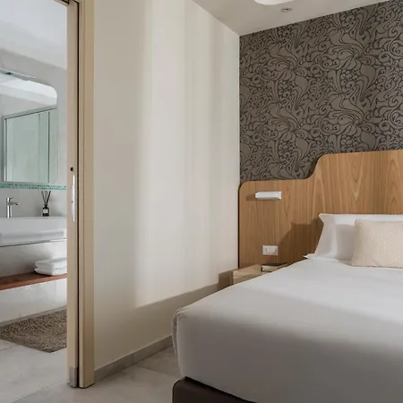 Aria Hotel 4*