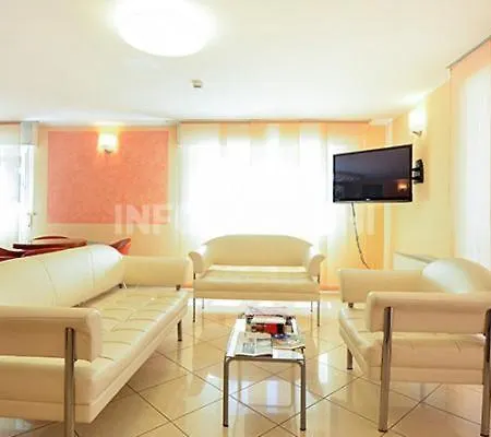 Hotel De La 3*