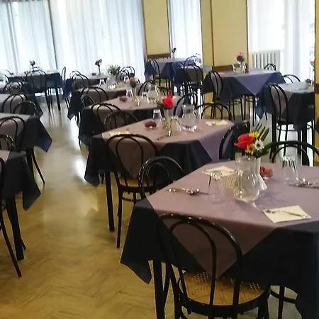 Half Moon Airport Restaurant فندق مبيت وإفطار ريميني