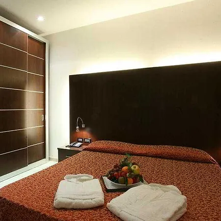Domus מלון דירות 4*