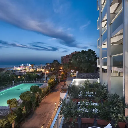 Waldorf Hotel 4*