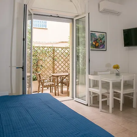 Ofelia Aparthotel 3*