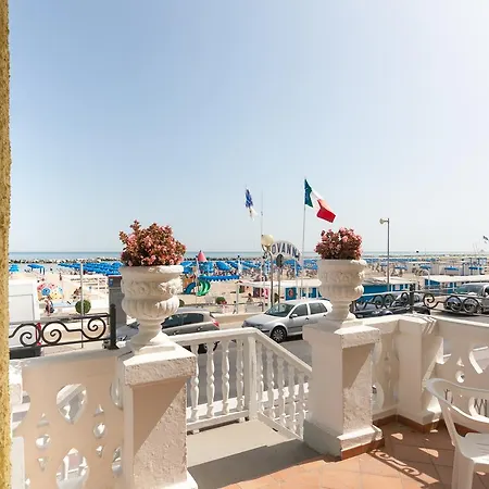 Laura Hotel 2*