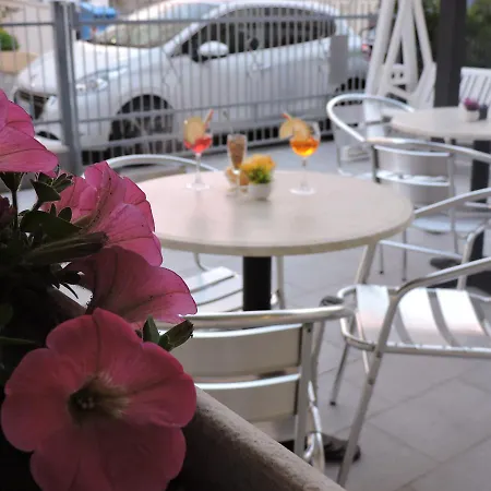 Sabrina Hotel 2*