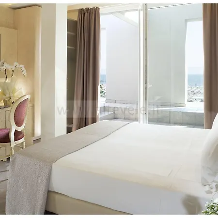 Ambassador Hotel 4*