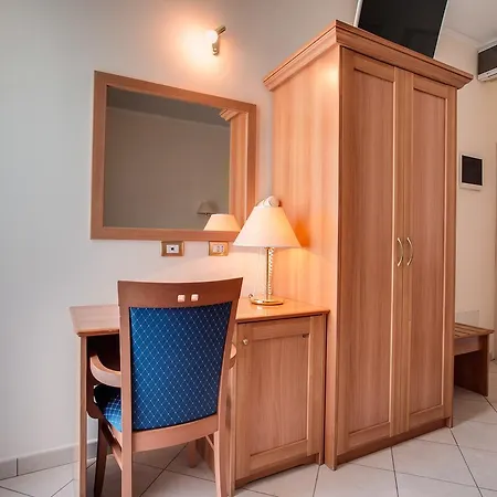 Hotel De La 3*