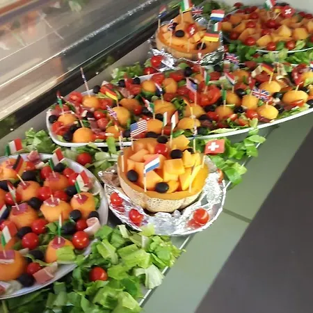 Half Moon Airport Restaurant فندق مبيت وإفطار 3*