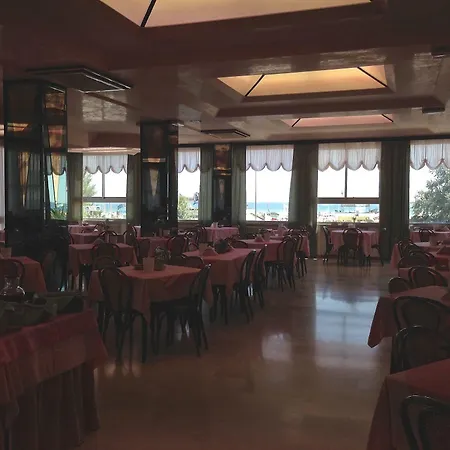 卡尔顿海滩酒店 3*