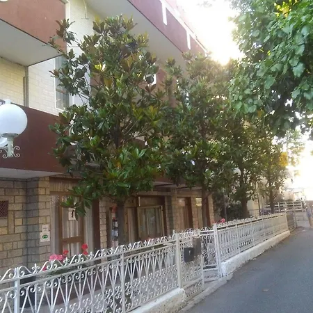 Emanuela Hotel 2*