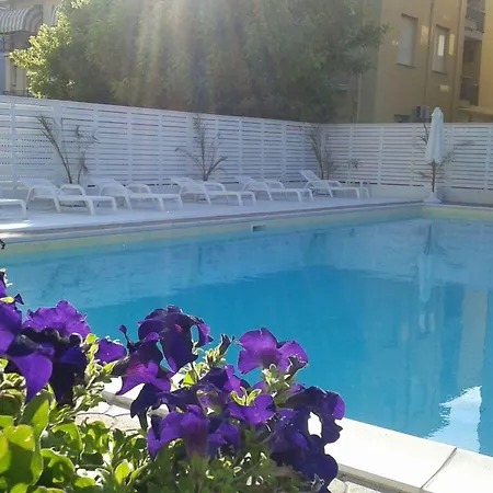 Lady Hotel *