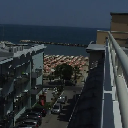 Отель Glenn 3*