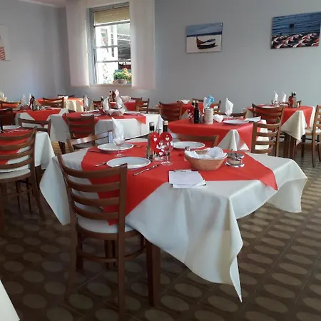 Lora Hotel 2*