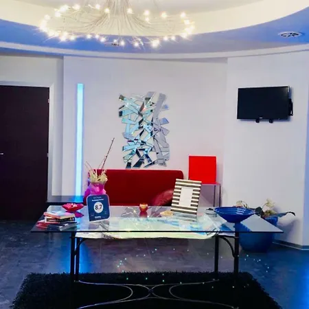מלון דירות Domus 4*