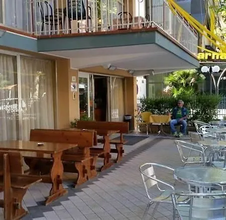 فندق مبيت وإفطار Half Moon Airport Restaurant 3*