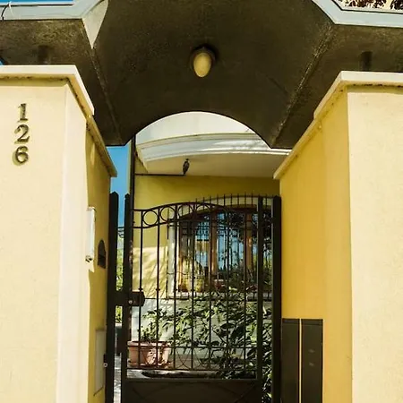 Villa Con Piscina A *