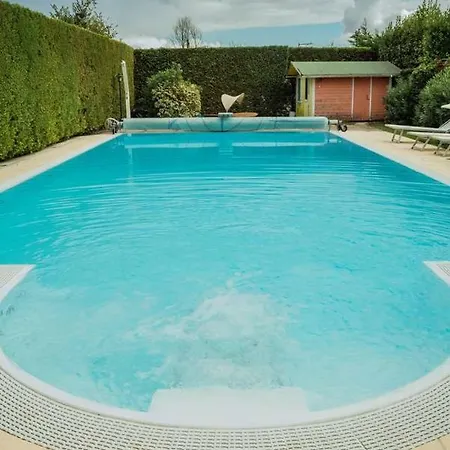 Villa Con Piscina A *