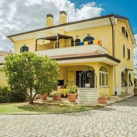 Villa Con Piscina A *