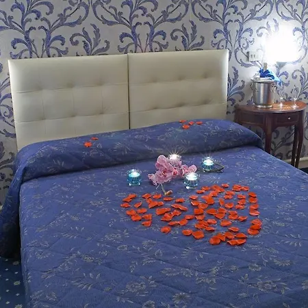 Hotel River Fronte Mare Con Piscina 3*