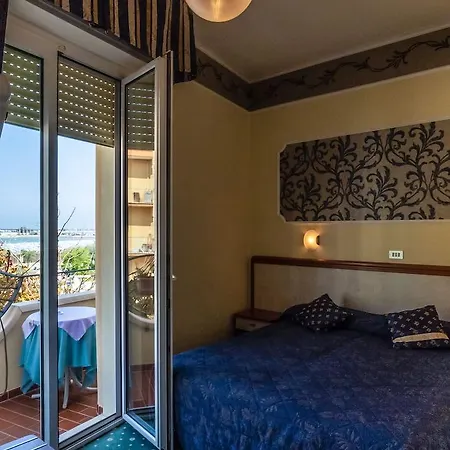 River Fronte Mare Con Piscina Hotel 3*