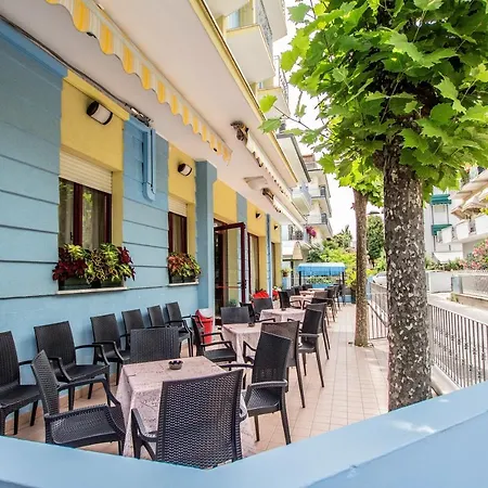 Clara Hotel 2*