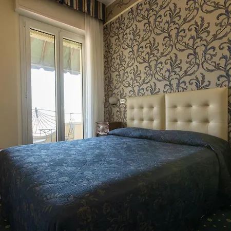 River Hotel 3*