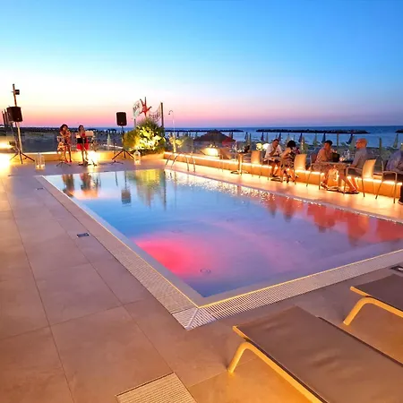 & Me Hotel 3*