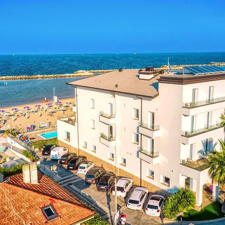 & Me Hotel 3*