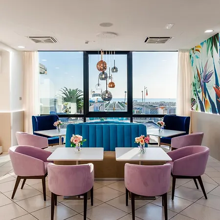 Ariane - Beachfront, Breakfast Xxl & Sea View 3* רימיני