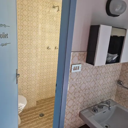 Clara Hotel 2*