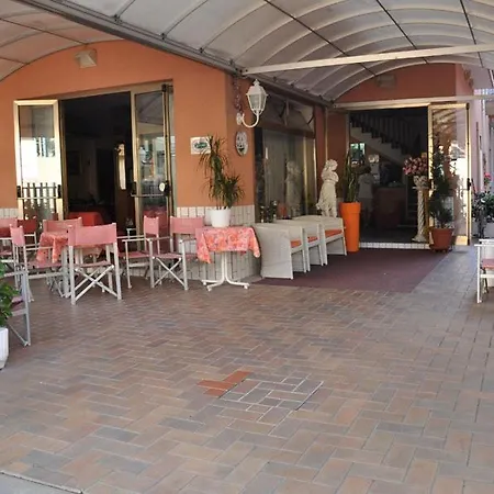 佩欧尼亚酒店 里米尼