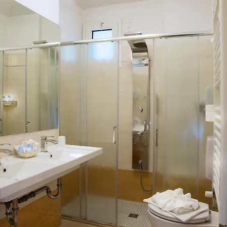 Leoni Hotel 3*