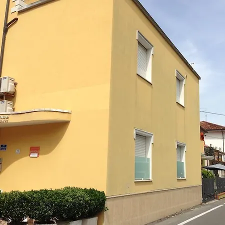 Yellow Aparthotel 3*
