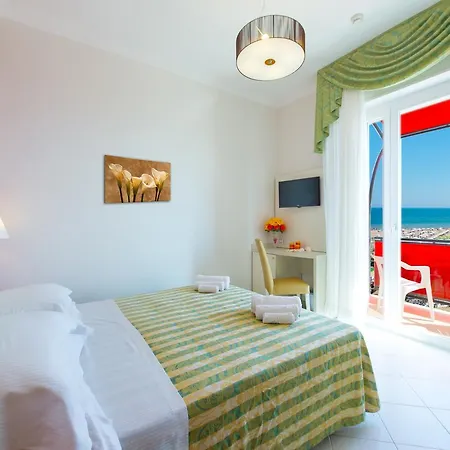 Ariane - Beachfront, Breakfast Xxl & Sea View רימיני