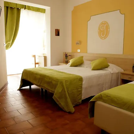 Hotell Jolie 3*