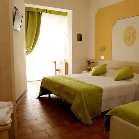 Hotell Jolie 3*